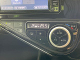 【オートエアコン】一度お好みの温度に設定すれば、車内の温度を検知し風量や温度を自動で調整。暑い&hellip;寒い&hellip;と何度もスイッチ操作をする必要はありません。快適な車内空間には必須の機能ですね♪