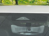【三菱e-Assist】走行中に前方の車両等を認識し、衝突しそうな時は警報とブレーキで衝突回避と被害軽減をアシスト。より安全にドライブをお楽しみいただけます。