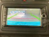 ギアをリバースに入れると車両後方の映像を映し出します。画面にはガイドラインが表示され、車庫入れや縦列駐車などの際に安全確認をサポートします。