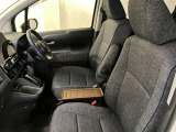高いホールド性で運転姿勢が安定します。長距離ドライブでも疲れにくいのが魅力です。快適なドライビングライフをお送りください♪