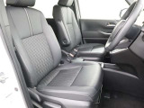 運転席はシート高さが調整出来て便利です!シートは一部レザーシートになります♪