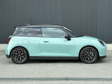 【ショールーム】ショールーム内にも車両を展示し、MINI好きなお客様にとって居心地のよい空間づくりを行っております。見学だけでも結構ですので、インターパークでのお買い物がてらぜひご覧にいらしてください。