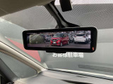 【インテリジェントルームミラー】です。車両後方のカメラ映像がミラー(液晶画面)に写るので、後席の人や荷物が写りこみません。夜間や悪天候でも視界が良好です♪