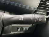 【オートライト】車のセンサーが周囲の明るさを感知し、自動でヘッドライトを点灯・消灯する機能です。この機能は夕暮れ時の交通事故が多い時間帯の安全性を高めてくれます。