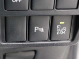 超音波センサーを利用して、車両前方や車両後方の障害物を検知。障害物との距離と接近部位の位置をマルチインフォメーションディスプレイに表示し、同時に音声とブザーでドライバーに注意を促します。