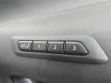 運転席のシートポジションを記憶・再現できるメモリー機能を搭載しています。