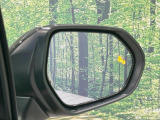 【ブラインドスポットモニター】走行中、ドアミラーの死角になりやすい箇所に後続車が接近するとサイドミラーのレンズに警告を表示!ドライバーに注意喚起をしてくれます。