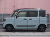 純正アルミで全体的にデザインがまとまっています。車も人も、オシャレはまずは足元からですね。