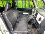 運転席まわりには十分なスペースがあり、大柄な方でもゆったり運転していただける環境です。