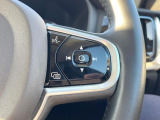 【ステアリングスイッチ】運転中、前方から目線をそらさずにオーディオ等の操作ができるよう、適切に配置されたスイッチ類。安心&快適なドライブを演出してくれる便利な機能です。