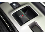 電動パーキングブレーキを採用。指で軽く引き上げればパーキングブレーキが掛かり、押すと解除ができます。
