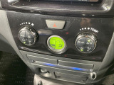 【オートエアコン】一度お好みの温度に設定すれば、車内の温度を検知し風量や温度を自動で調整。暑い&hellip;寒い&hellip;と何度もスイッチ操作をする必要はありません。快適な車内空間には必須の機能ですね♪