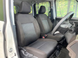 運転席シート廻りは使用感も少なく、良好な状態となっています。前オーナー様が丁寧に使っていたことがよくわかりますね。