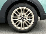 【MINI NEXT 認定中古車】安心の保証プログラムや延長保証など、MINI NEXT車両をご購入いただいたオーナーの皆様に、より快適なMINIライフを楽しんでいただくためのユニークなサービスをご用意しております。
