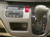 【オートエアコン】一度お好みの温度に設定すれば、車内の温度を検知し風量や温度を自動で調整。暑い&hellip;寒い&hellip;と何度もスイッチ操作をする必要はありません。快適な車内空間には必須の機能ですね♪