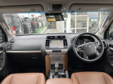 【運転席・インパネまわり】ハンドル・シート・フロアーなど隅々までプロによるクリーニング済み☆彡キレイな車内でドライブが一層快適にお楽しみいただけます!!