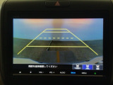 【バックカメラ】運転が苦手な方も車庫入れラクラクです!ギアをリバースに入れれば自動的に切り換わりますので、面倒な操作は不要です♪狭い駐車場もお車を傷つけず安心ですね!