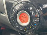 【オートエアコン】一度お好みの温度に設定すれば、車内の温度を検知し風量や温度を自動で調整。暑い&hellip;寒い&hellip;と何度もスイッチ操作をする必要はありません。快適な車内空間には必須の機能ですね♪