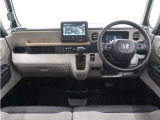 ◆視界広々で非常に運転しやすくロングドライブでも疲れを感じさせないすっきりとまとまったインパネ周りです。