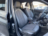 スポーツシートになっておりますので、ドライバーの身体をホールドし、安定したドライビング姿勢をサポート致します。日常的な運転でも、長時間にわたる運転でも快適な姿勢を保つための設計になっております。