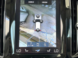 【360&deg;ビューカメラ】4台の高解像度カメラで360度の鳥瞰図を表示。隣の車や壁、死角にある障害物などを画面で確認できるため、狭いスペースでの駐車・出入りも安心です。