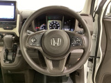 ハンドルにHondaセンシング系のクルーズコントロールやレーンキープアシストなどのスイッチと、オーディオの操作スイッチが装備されています。ハンドルから手を離さず安全に操作できます。