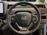 運転にかかわる様々な操作を安全に行えるように視点移動が少なく操作性に配慮されたスイッチ類が凝縮されたコクピットです。