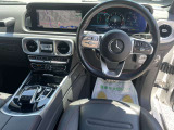 最新のメルセデス車に共通する装備や意匠が採用されつつも、垂直基調のダッシュボード形状や助手席のグラブバーなど、従来の「Gクラス」をイメージさせるパートも残されている。