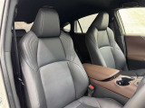 高いホールド性で運転姿勢が安定します。長距離ドライブでも疲れにくいのが魅力です。