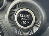 プッシュエンジンスターターです。キーを取り出すことなくブレーキペダルを踏みながらボタンを押すだけでエンジンが始動できます。