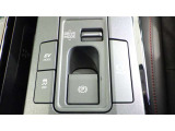『EVモード』はモーターのみで走行しガソリンを消費しないハイブリッド車ならではの環境にも優しい走行です