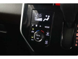 フルオートエアコンが装備されています!お好みの温度設定をするだけでエアコンの風量やモードの切り替えを自動でコントロールしてくれます!ユーザーの操作が少なく燃費走行にもつながります!