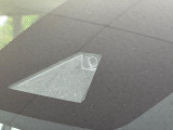 【プリクラッシュセーフティ】前方の車両等を検知し、衝突しそうな時は警報で注意を促し、ブレーキを踏む力をサポート。ブレーキを踏めなかった場合は衝突被害軽減ブレーキが作動、衝突回避をサポートします。