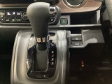CVT車のセレクトレバーです。低速から高速まで、変速ショックのないスムーズな走りと、エンジン効率のよい領域を維持して燃費にも貢献します。サイドブレーキはスイッチ操作の電子制御パーキングブレーキです。