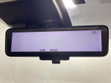 【デジタルルームミラー】車両後方カメラの映像をルームミラーに映すことが出来ます。 そのため、後席に人や荷物があって後方が見えづらい場合でもしっかり視界を確保することが出来ます。