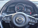 【マツダ・レーダー・クルーズ・コントロール (MRCC)】運転者がアクセルやブレーキを踏まなくても設定した速度での定速走行や先行車との車間距離を一定に保つ追従走行により、運転者の負担を軽減するシステムです。