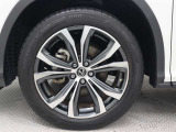 すぐれたグリップ力を発揮する235/55R20インチタイヤを装着し、シャープなドライビングフィールを全身で高めています。