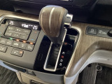 CVT車のセレクトレバーです。低速から高速まで、変速ショックのないスムーズな走りを実現するとともに、エンジン効率のよい領域を維持することで燃費にも貢献します。
