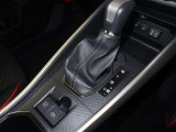『電気式のパーキングブレーキ』になります。指一本で補助ブレーキのON.OFFが可能です。