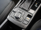 マツダコネクトを操作するコマンダーコントロールです。運転中に自然と手の触れる位置に配置されています。