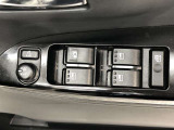 パワーウィンドのスイッチです。運転席に座りながら、助手席や後席の窓を開け閉めできるので大変便利ですよ。
