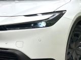 【LEDヘッドライト】悪天候や夜間走行時も良好な視界を確保し安心して運転できる高輝度LEDヘッドライトを装備!点灯速度が早く、消費電力も抑えられています。