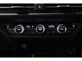 運転席と助手席の温度設定の変更が可能な左右独立タイプのデュアルエアコンです♪♪♪暑がりな人・寒がりな人も誰もが車内を快適にお過ごしいただけます♪♪♪