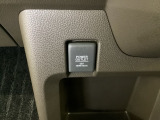 アクセサリーソケットはUSBのアダプターなどをつければ、スマホの充電にも使えます。周辺には物が置けるボックスがついています。