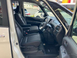 ゆったり座り心地の良い運転席シート、高さ調整も可能、状態も良好です!!!アームレストも付いています。