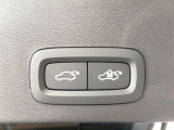 【パワーバックドア】スマートキーや運転席のボタンを押すだけでリアゲートが自動で開閉します!荷物を持っている時や、高い位置にあるバックドアを閉める際に便利な機能です。