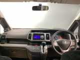 開放感のある運転席まわり! 運転席からの視界は良好です。