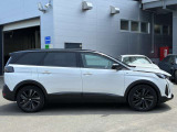 当社の納車前点検・サービスの内容は、車検点検・法定12ヶ月定期点検・油脂類の点検及び交換・バッテリーの点検及び交換等を行い、良好な状態にてご納車させていただきます。