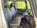 運転席まわりには十分なスペースがあり、大柄な方でもゆったり運転していただける環境です。
