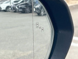 【ブラインドスポットモニター】走行中、ドアミラーの死角になりやすい箇所に後続車が接近するとサイドミラーのレンズに警告を表示!ドライバーに注意喚起をしてくれます。